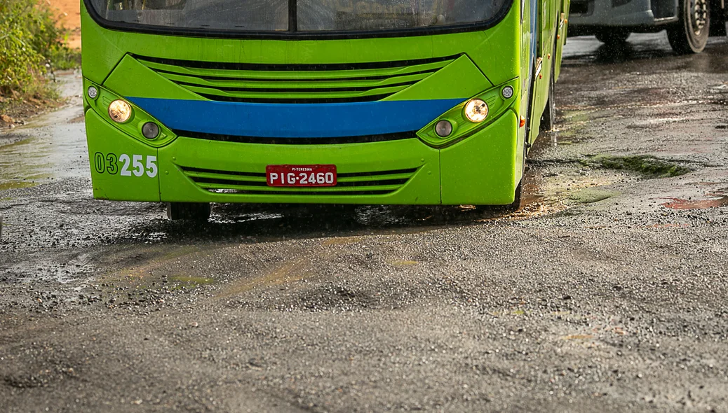 Ônibus tem muita dificuldade de passar no local
