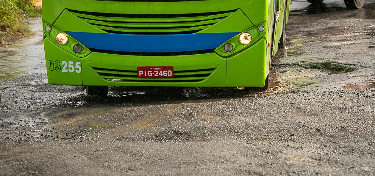 Ônibus tem muita dificuldade de passar no local