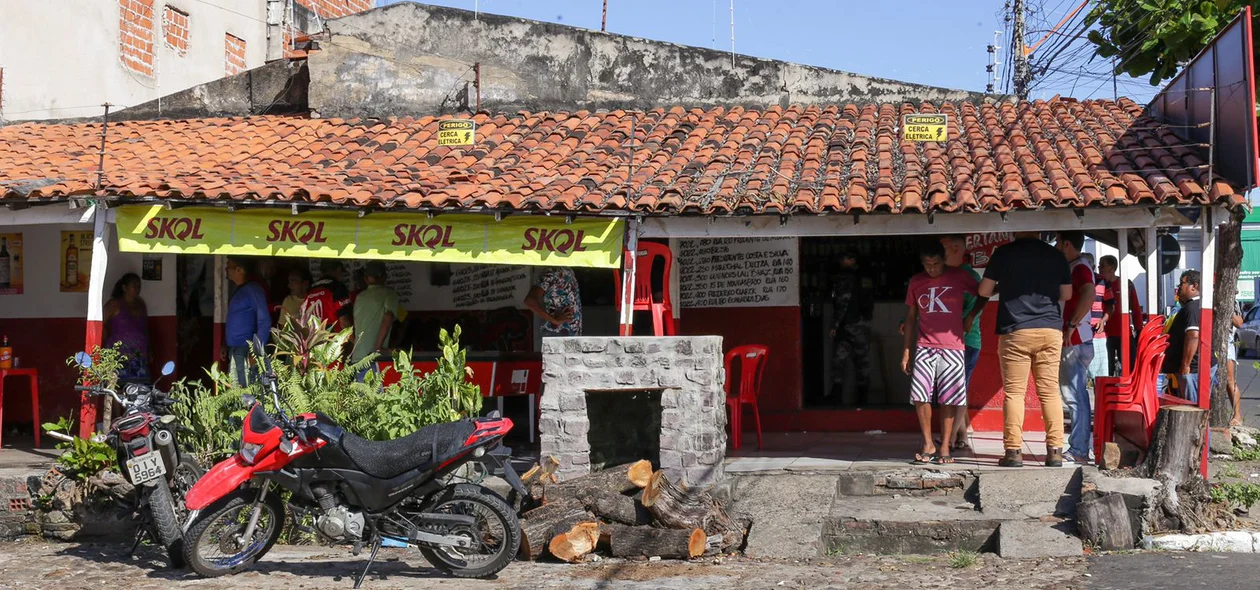 Os bandidos chegaram no local e abordaram a vítima