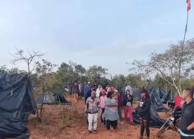 Os militantes do MTST construíram barracas na propriedade de Halex Athayde