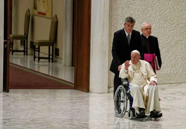 Papa chega a audiência de cadeira de rodas