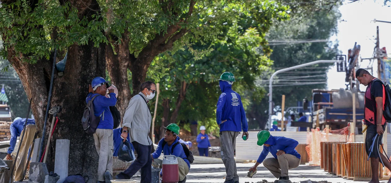 Pedestres na Rua Coelho Rodrigues