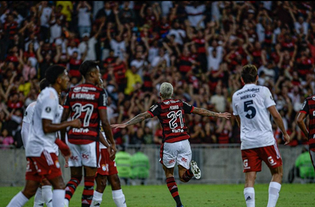 Pedro do Flamengo comemorando gol na Libertdaores