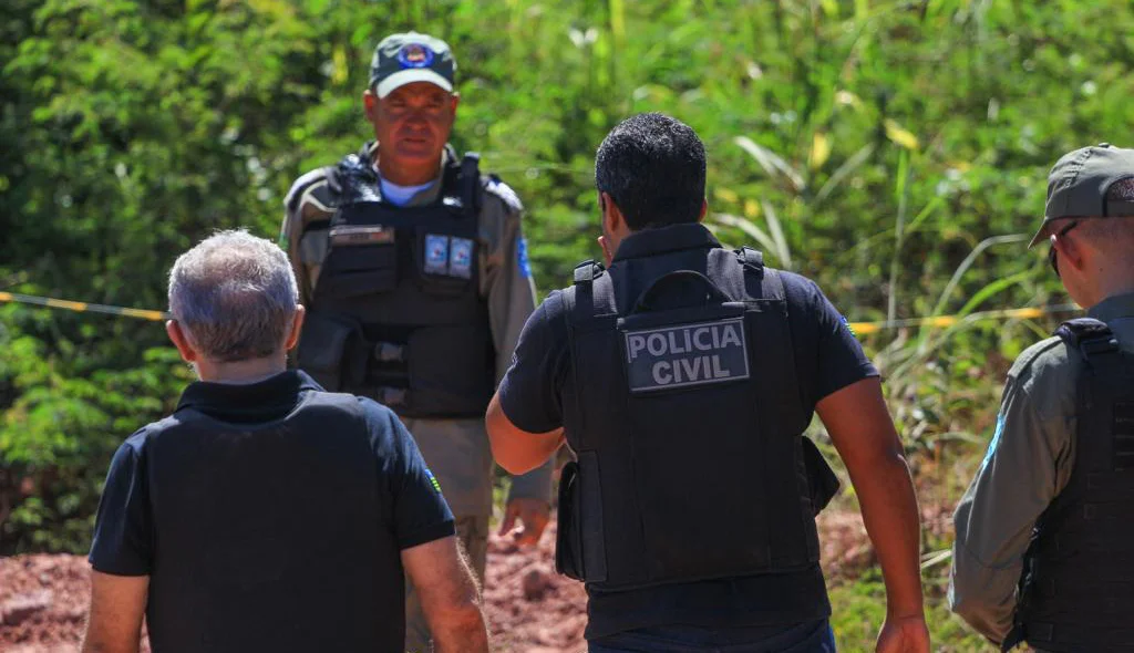 Perícia no local onde a ossada foi encontrada