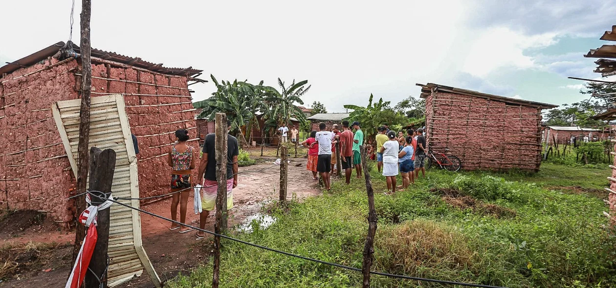 Populares no local do homicídio