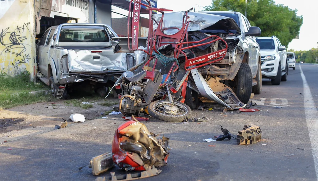 Por conta da colisão, a Hilux invadiu a loja de construção