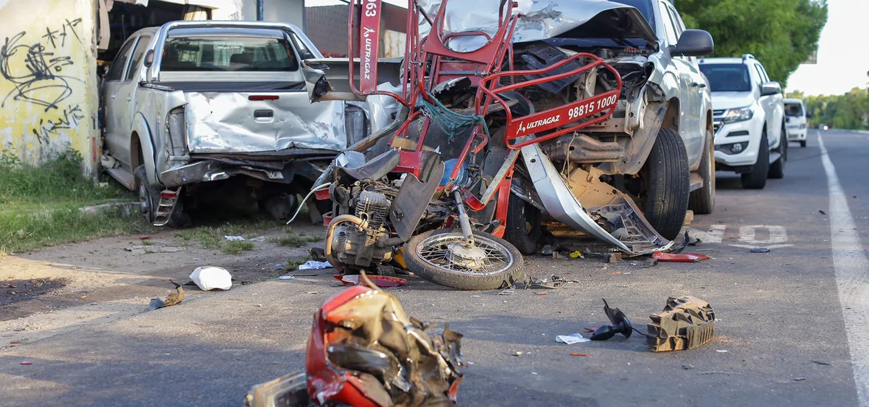 Por conta da colisão, a Hilux invadiu a loja de construção