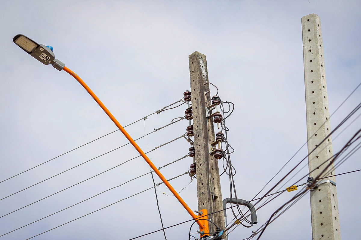 Poste a ser trocado na rua Travessa Canário
