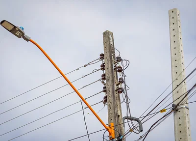 Poste a ser trocado na rua Travessa Canário