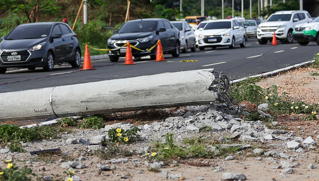 Poste destruído