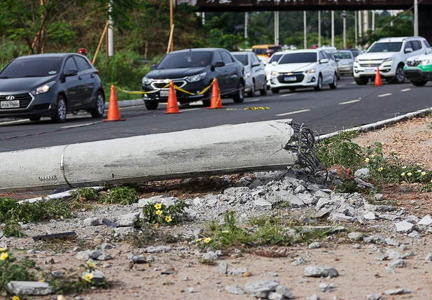 Poste destruído
