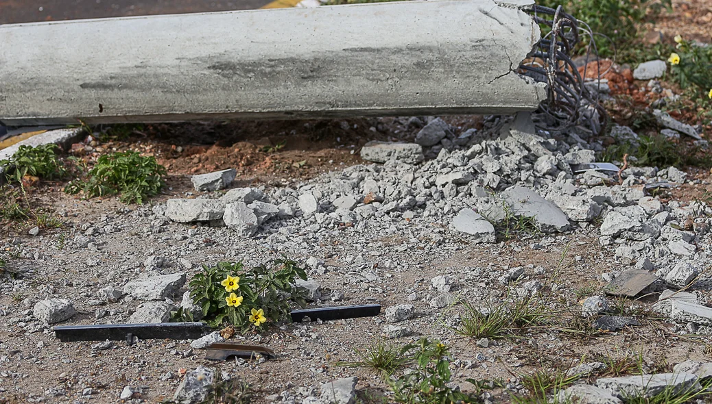 Poste destruído