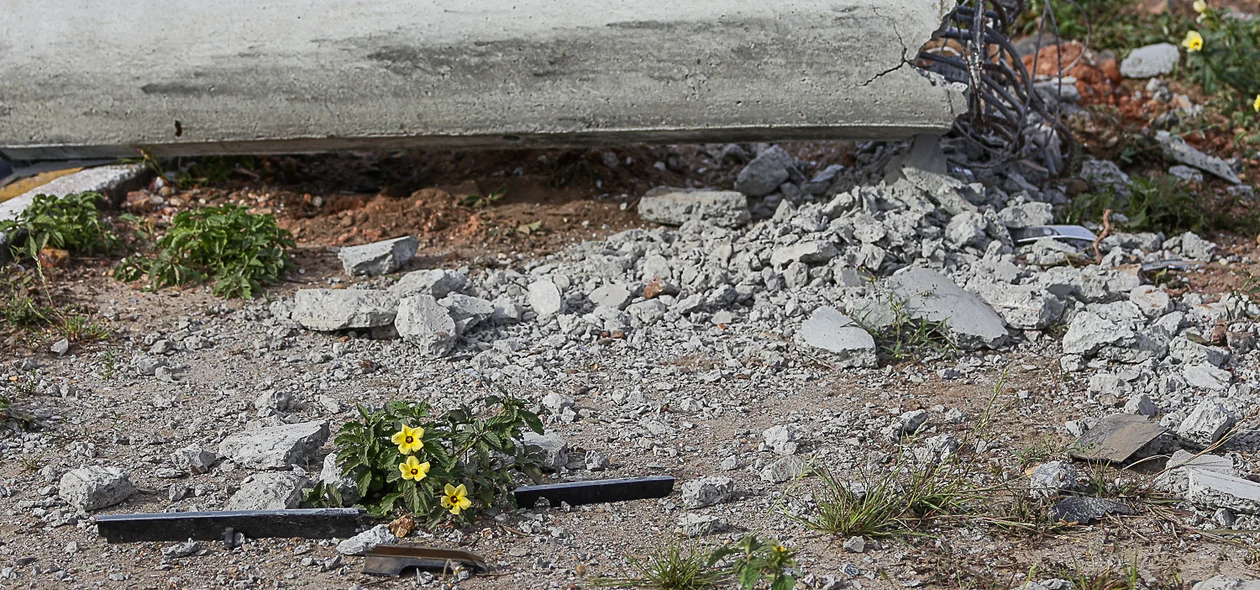 Poste destruído