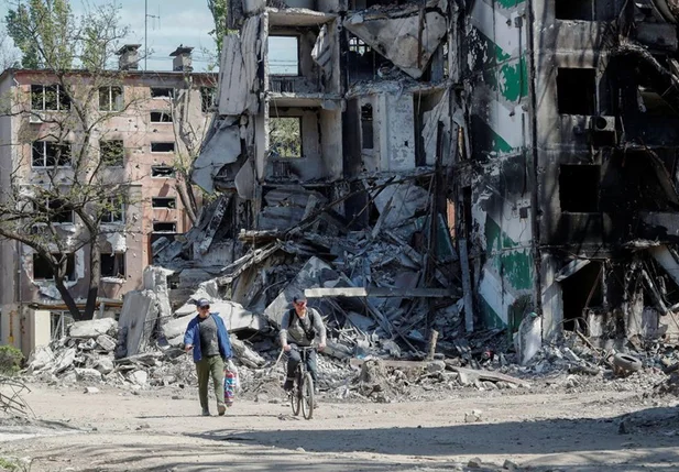Prédios residenciais e casas ficaram totalmente destruídos pelos bombardeios russos em Mariupol