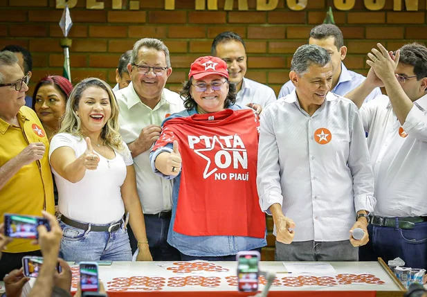 Prefeita Jôve Oliveira se filia ao PT