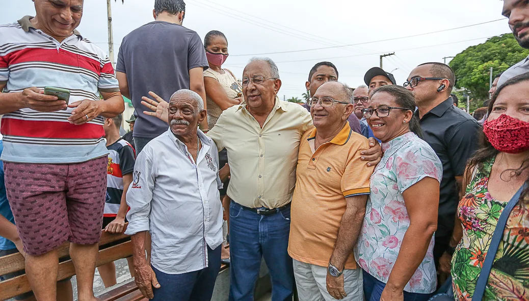 Prefeito ao lado dos moradores