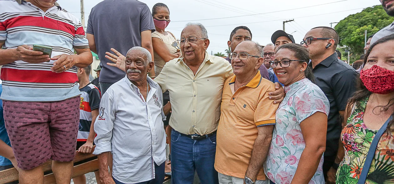 Prefeito ao lado dos moradores