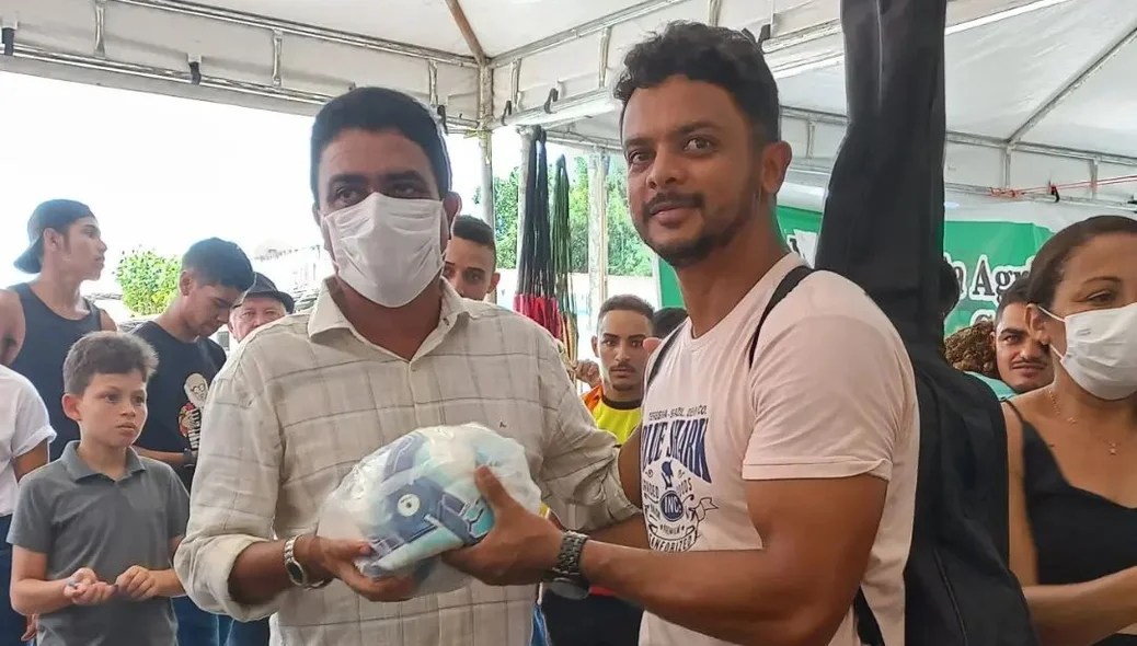 Prefeito entrega prêmios