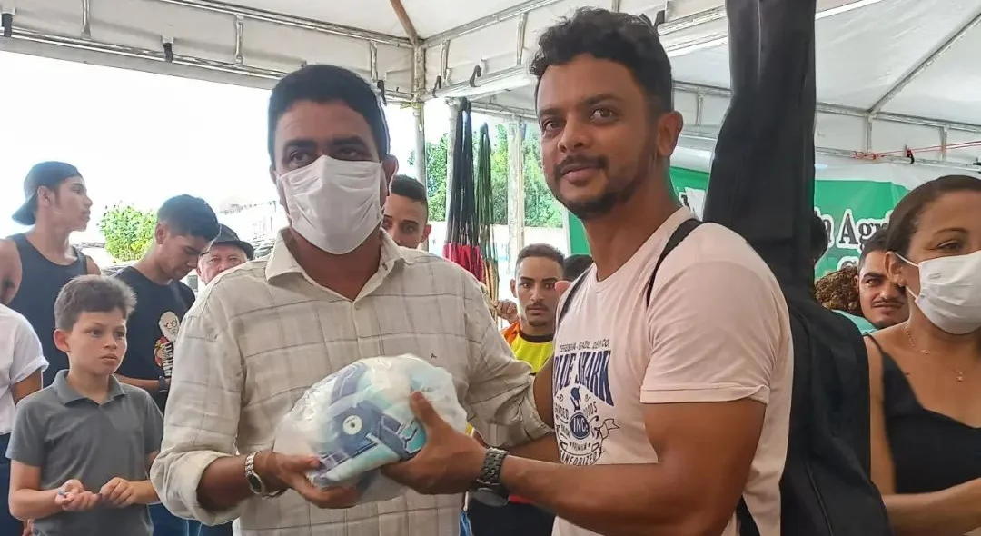 Prefeito entrega prêmios