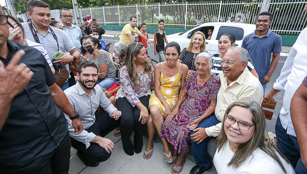 Prefeito inaugurando canal do Mocambinho