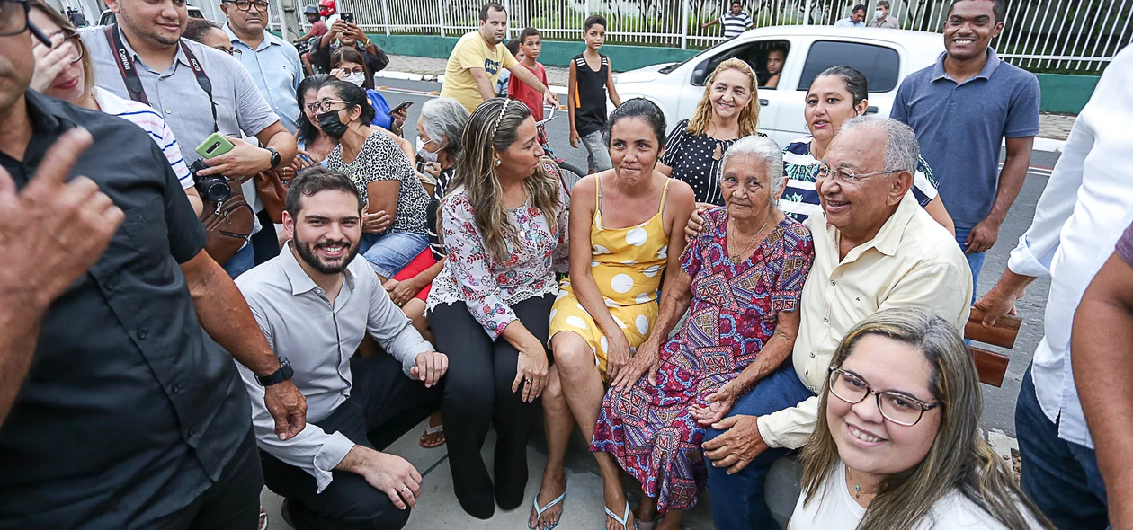 Prefeito inaugurando canal do Mocambinho