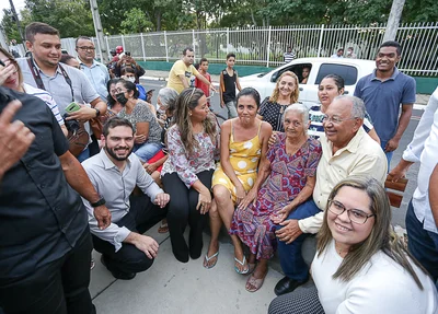 Prefeito inaugurando canal do Mocambinho