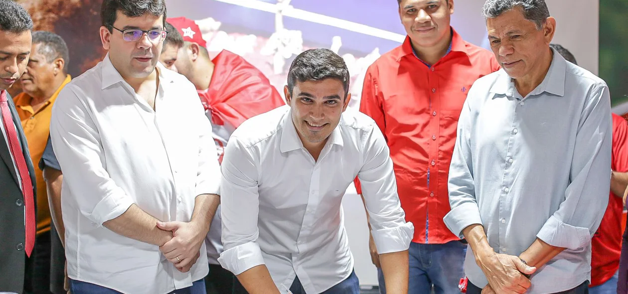 Prefeito Selindo Mauro assinando ficha de filiação ao PT