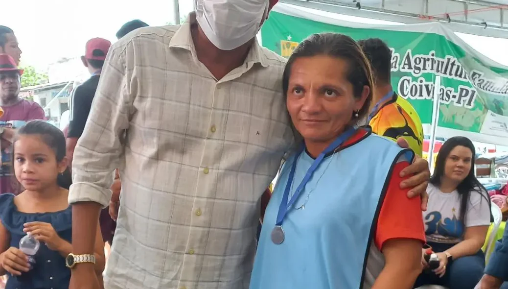 Prefeito Marcelino ao lado de uma ganhadora