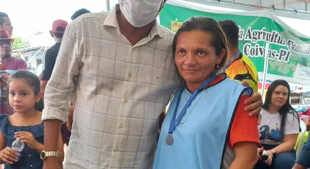 Prefeito Marcelino ao lado de uma ganhadora