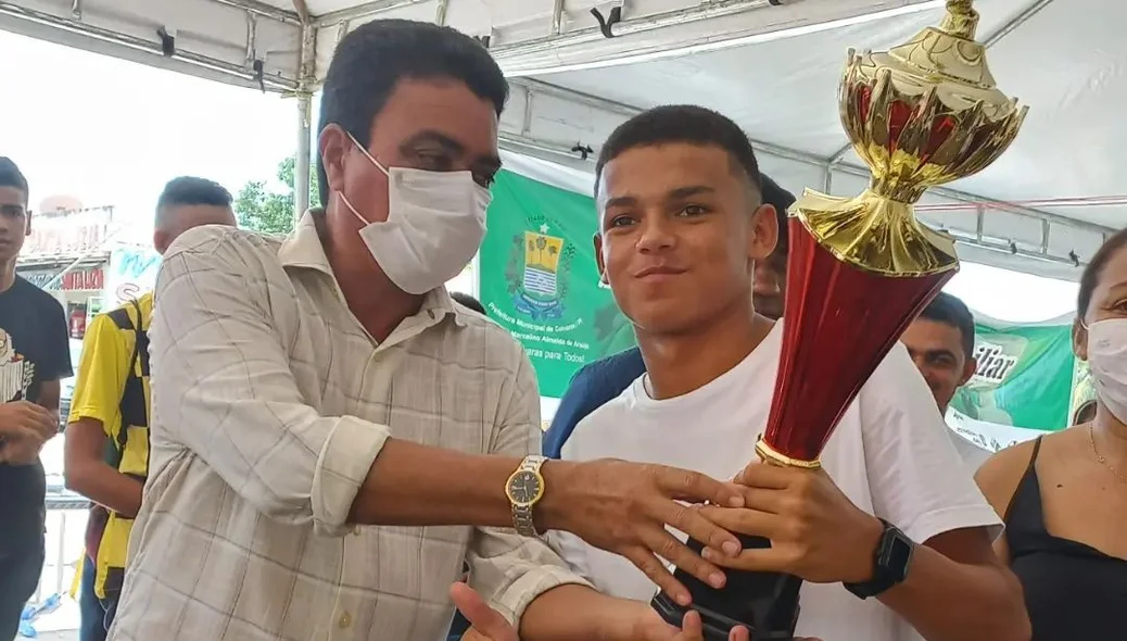 Prefeito Marcelino entrega premiação