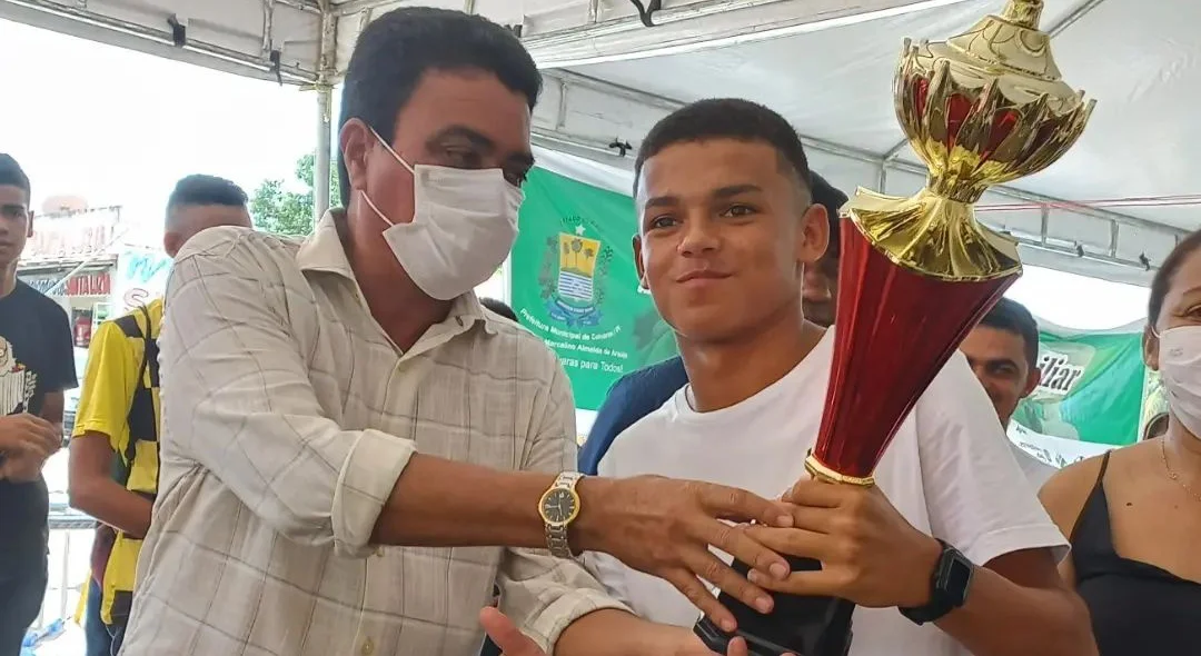 Prefeito Marcelino entrega premiação