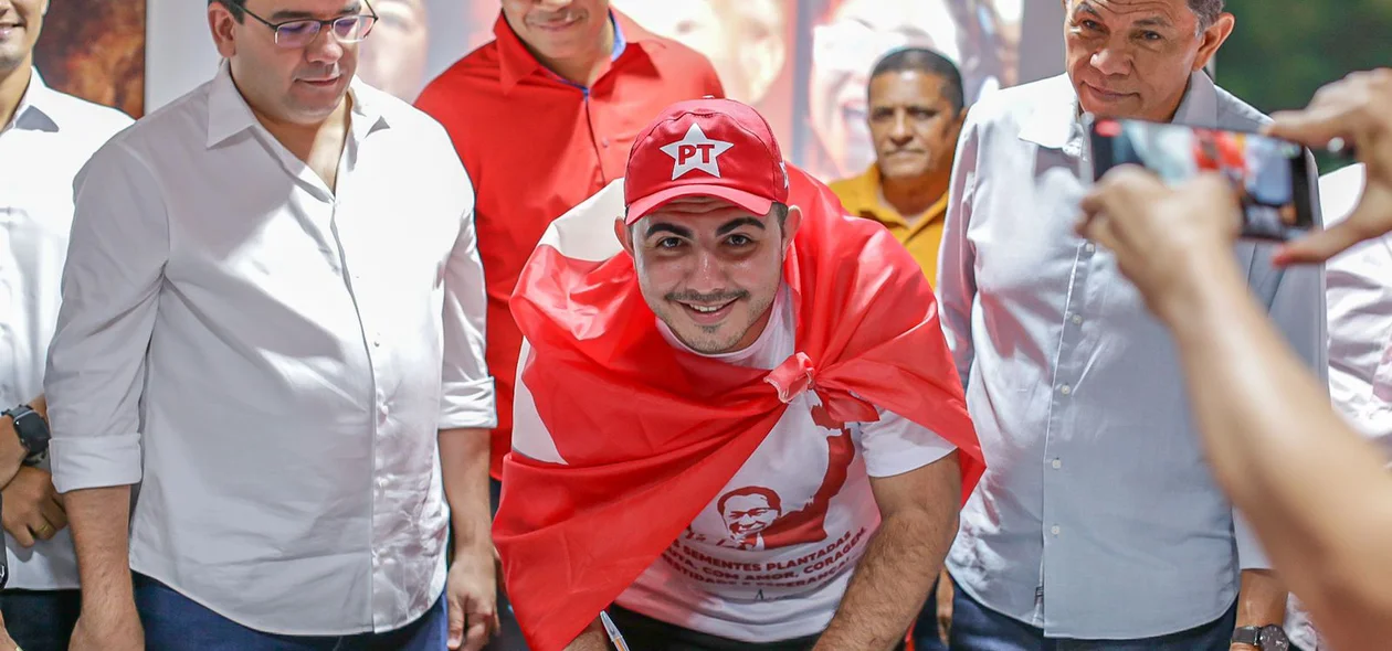 Prefeito Lucas Moraes assinando ficha de filiação ao PT