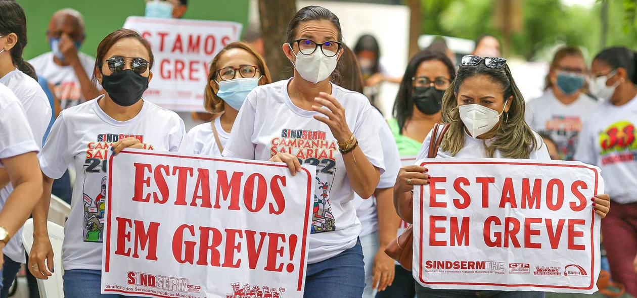 Professoras protestando por aumento salarial