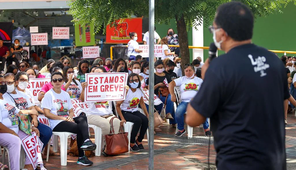 Professores da rede municipal realizam protesto na CMT