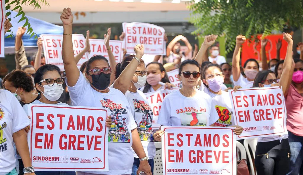 Professores em greve na Câmara Municipal de Teresina