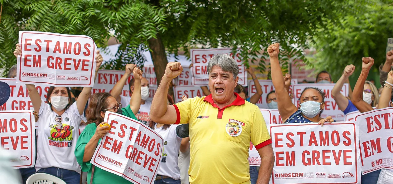 Professores reivindicando melhorias salariais
