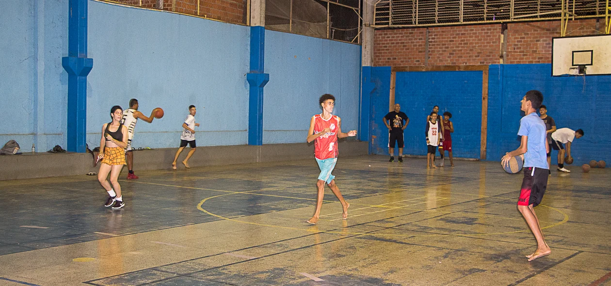 Projeto voluntário que dá aulas de basquete para crianças e adolescentes