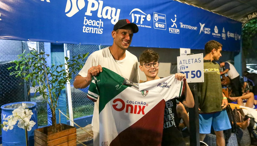 Rafael Moura recebeu a camisa do Fluminense-PI das mãos de Fábio Miranda Filho