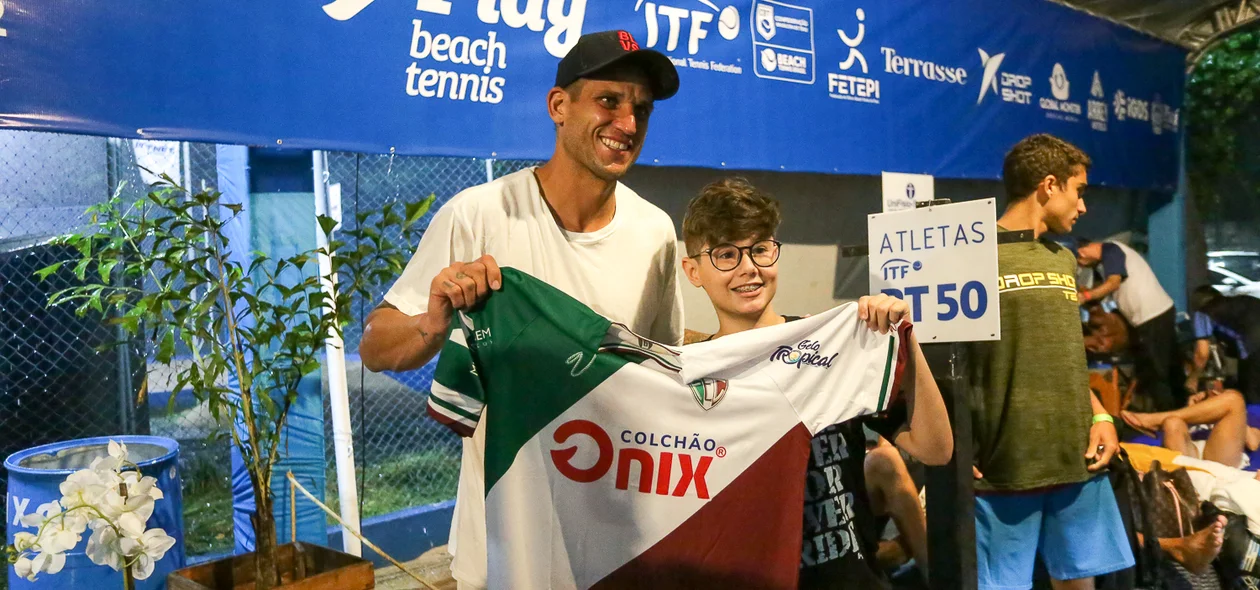 Rafael Moura recebeu a camisa do Fluminense-PI das mãos de Fábio Miranda Filho