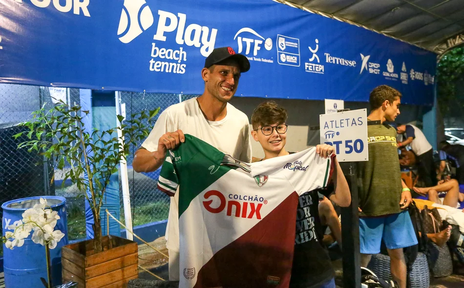 Rafael Moura recebeu a camisa do Fluminense-PI das mãos de Fábio Miranda Filho