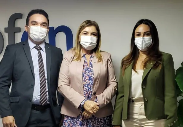 Rejane Dias ao lado do presidente do Coren/PI, Antônio Neto, e do presidente do Cofen, Betânia Santos