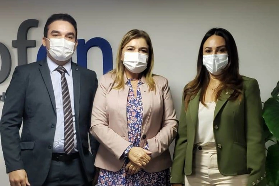 Rejane Dias ao lado do presidente do Coren/PI, Antônio Neto, e do presidente do Cofen, Betânia Santos