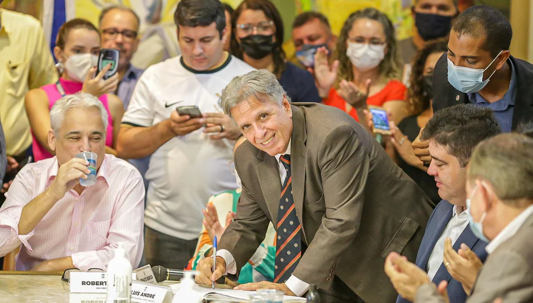 Renato Berger assina termo de posse