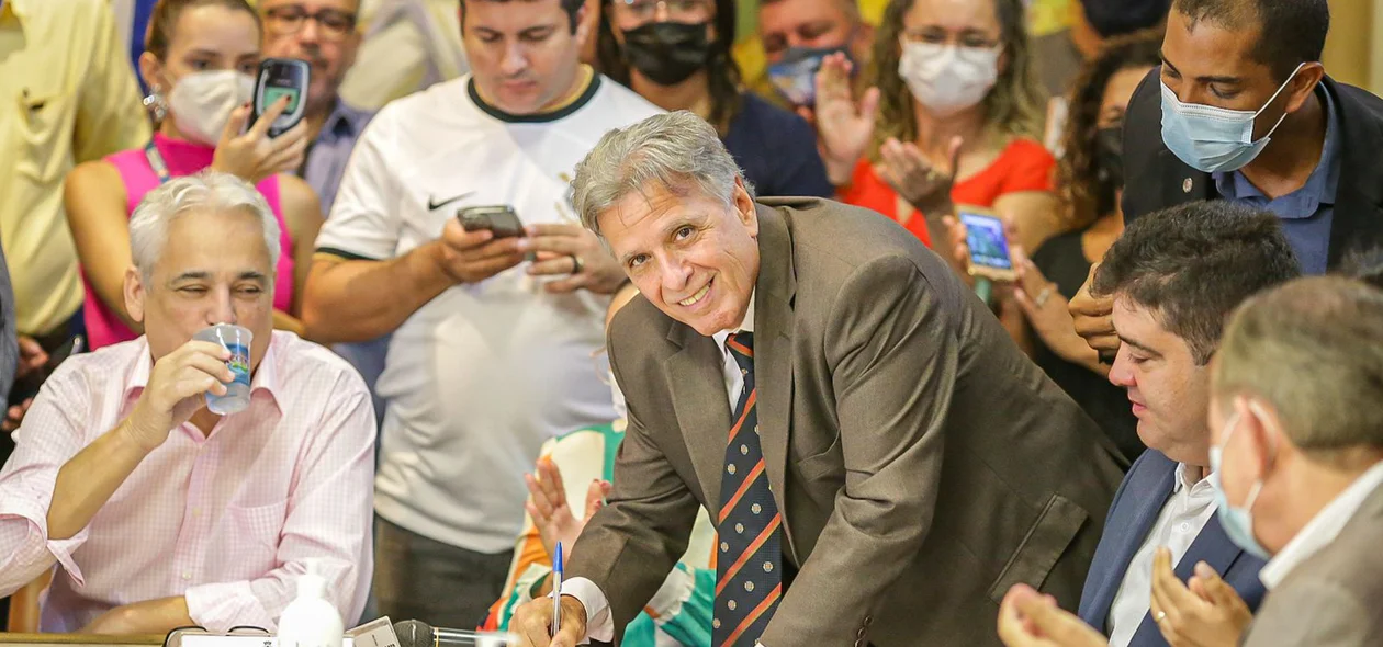 Renato Berger assina termo de posse
