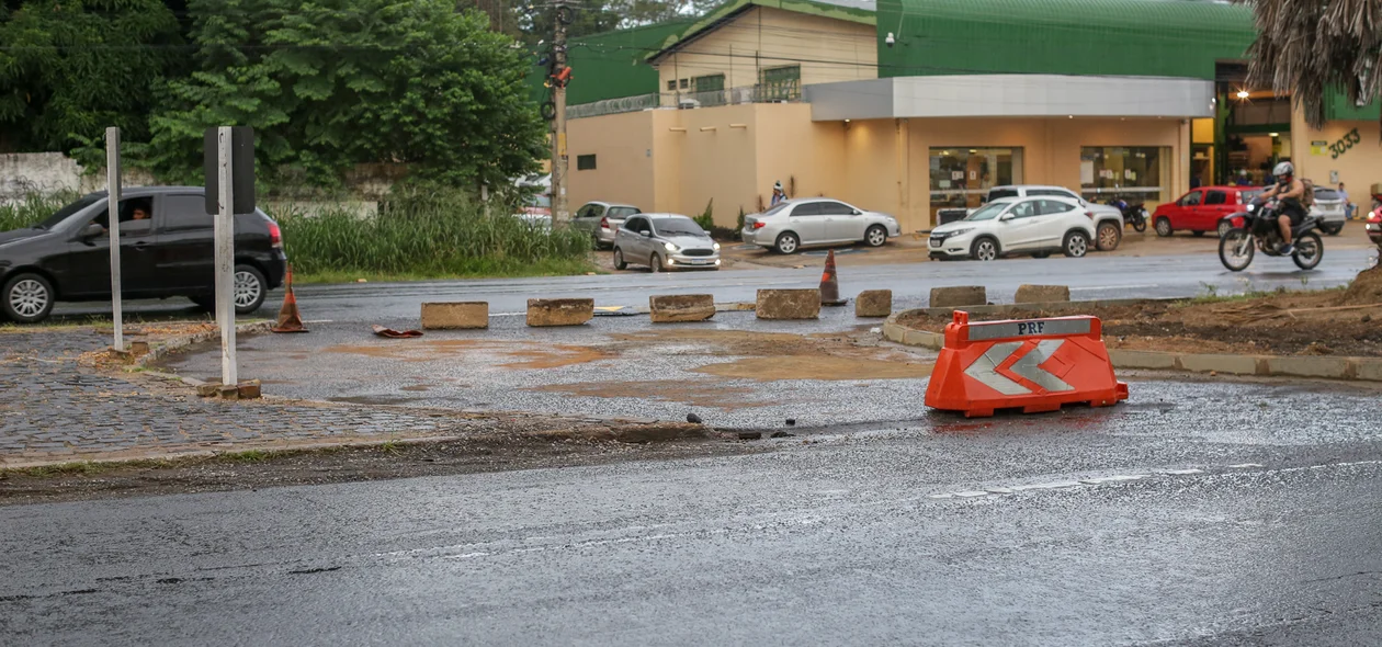 Retorno fechado na avenida João XXIII