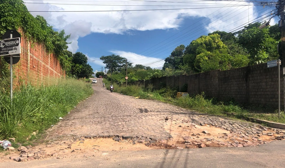 Rua São Leonardo cheia de buraco