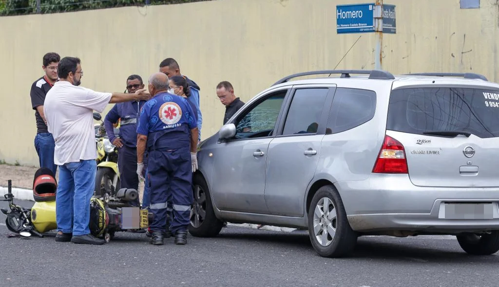 Socorristas do Samu atendem vítimas de acidente na Homero Castelo Branco
