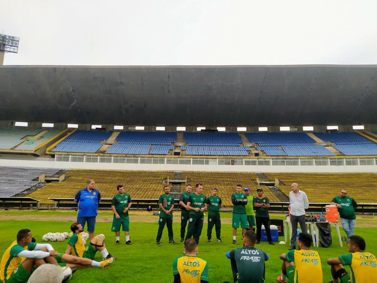 Técnico Fernando Tonet, em seu primeiro treino após retorno ao Altos