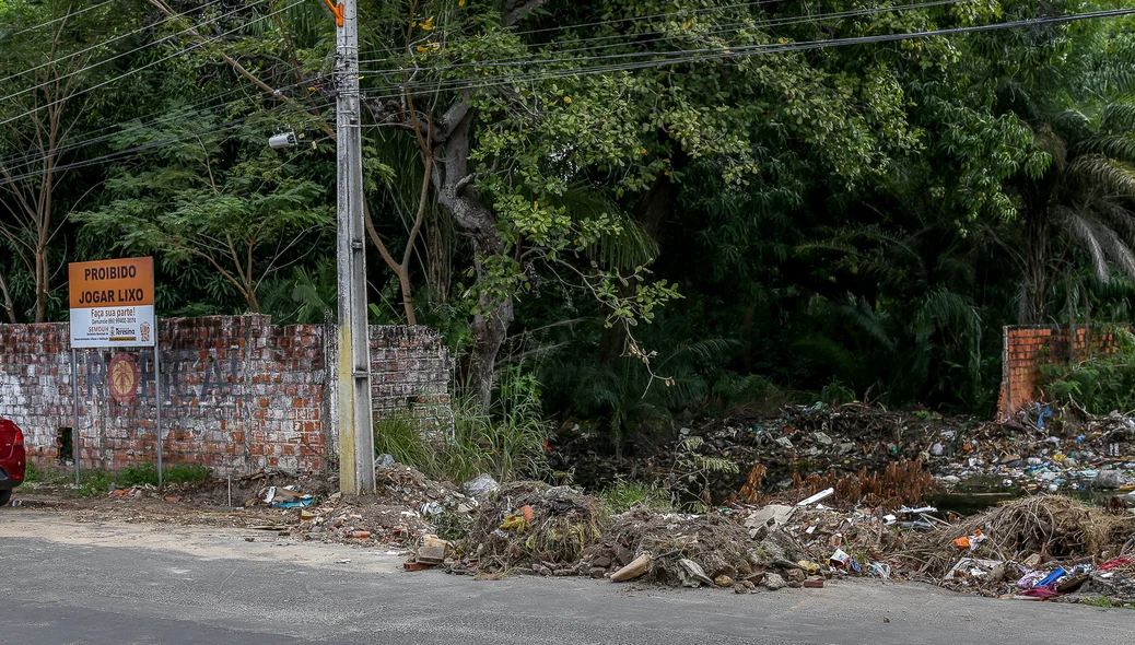 Terreno baldio é usado para descarte irregular de lixo