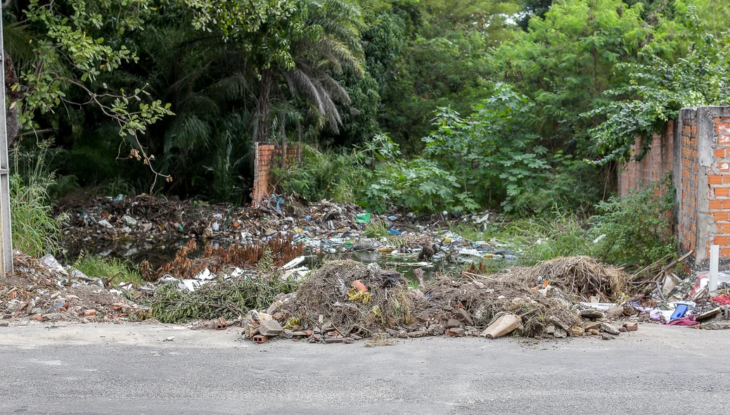 Terreno fica localizado na rua Desembargador Pedro Conde